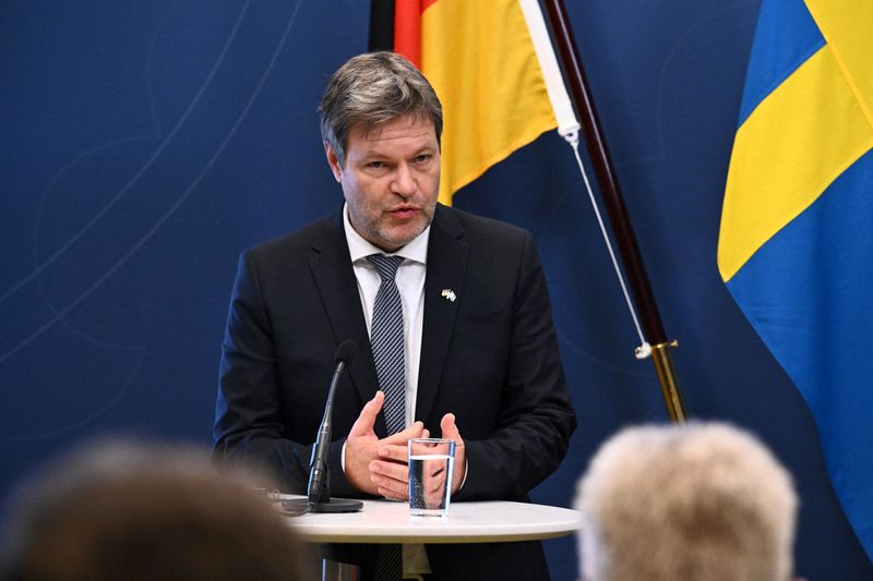 &copy; Reuters. FILE PHOTO: German Economy and Climate Minister Robert Habeck and Sweden's Minister for Energy Ebba Busch (not pictured) attend a news conference in Stockholm, Sweden February 2, 2023. Claudio Bresciani /TT News Agency/via REUTERS.