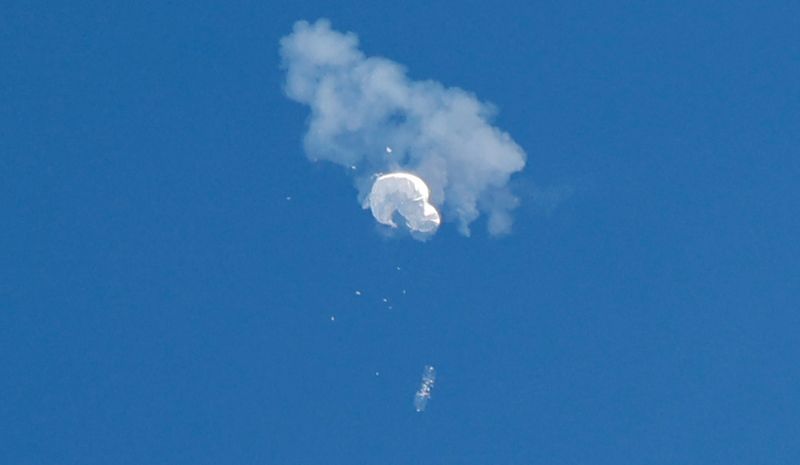 &copy; Reuters. 　２月５日、米国防総省は、東部サウスカロライナ州沖で撃墜した中国の偵察気球の回収作業を進めていると発表した。写真は撃墜された後の気球。サウスカロライナ州沖で４日撮影（２０