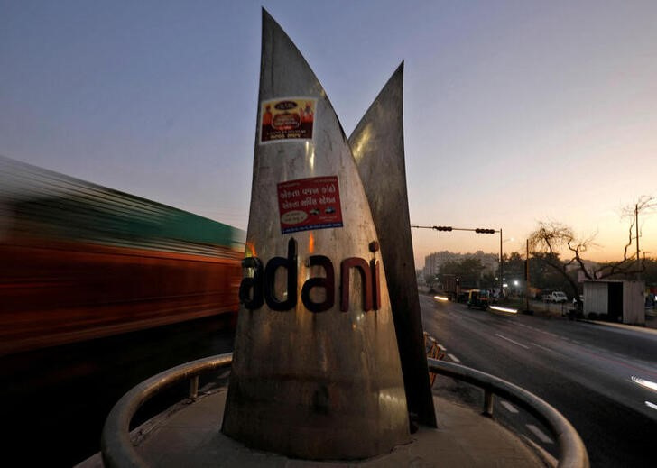 &copy; Reuters. 　インドの財閥アダニ・グループは設備投資計画を減額する。現地紙ミントが６日、関係筋の話として報じた。写真はアダニ・グループのロゴ。２日にアーメダバードで撮影（２０２３年　