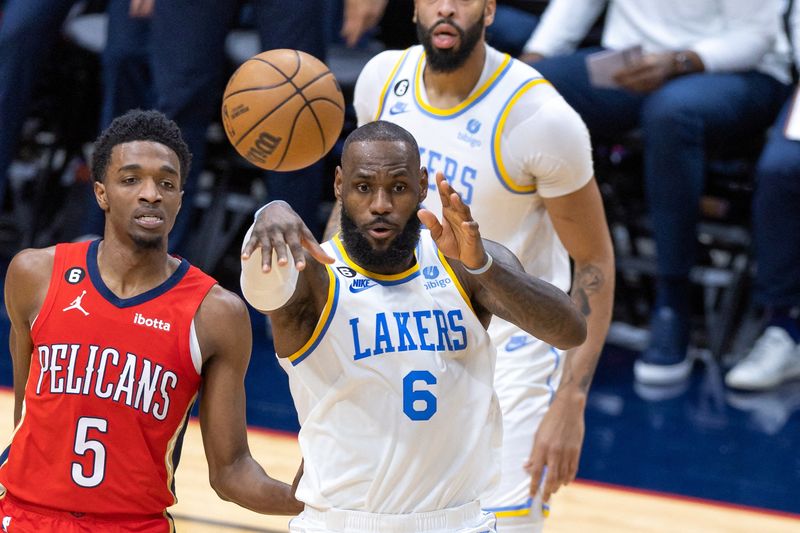 © Reuters. FILE PHOTO: Feb 4, 2023; New Orleans, Louisiana, USA;  Los Angeles Lakers forward LeBron James (6) passes against New Orleans Pelicans forward Herbert Jones (5) during the first half at Smoothie King Center. Mandatory Credit: Stephen Lew-USA TODAY Sports