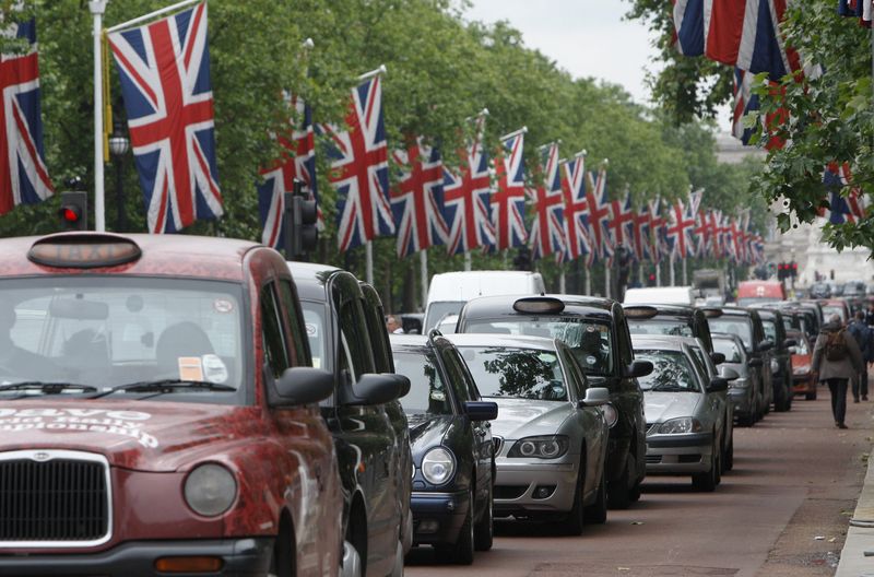&copy; Reuters. Traffic queues along The Mall in central London June 10, 2009. REUTERS/Luke MacGregor/Files
