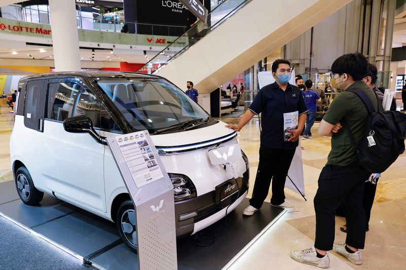 &copy; Reuters. A salesman speaks about the Wuling Air EV electric car to visitors at a shopping mall in Jakarta, Indonesia, February 5, 2023. REUTERS/Willy Kurniawan