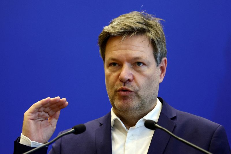 &copy; Reuters. FILE PHOTO: German Economy and Climate Minister Robert Habeck gestures as he speaks during a joint news conference with French Economy and Finance Minister Bruno Le Maire (not seen) at the Bercy Ministry in Paris, France, February 7, 2022. REUTERS/Sarah M