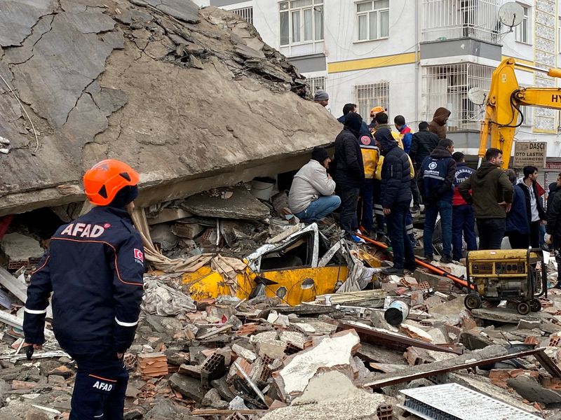 &copy; Reuters. Persone fanno ricerche tra le macerie dopo un terremoto a Diyarbakir, Turchia, 6 febbraio 2023. REUTERS/Sertac Kayar