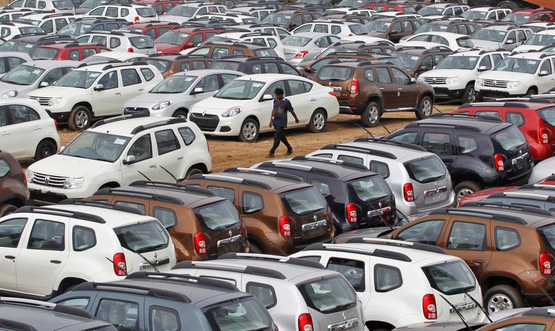 &copy; Reuters. 　２月６日　インド自動車販売店協会連合（ＦＡＤＡ）が６日発表した１月の国内自動車小売販売は前年比１４％増の１８０万台だった。写真は２０１３年６月、印グジャラート州アーメダ