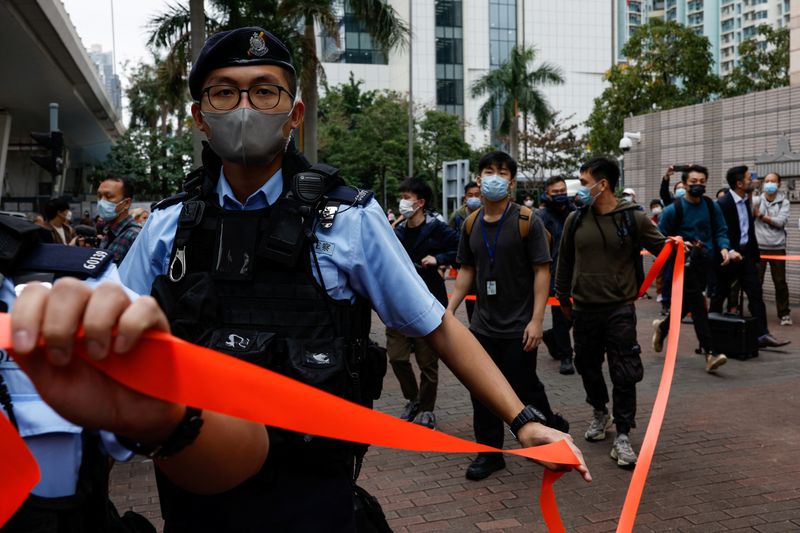&copy; Reuters. La police sécurise l'entrée des tribunaux de première instance de West Kowloon, à Hong Kong, en Chine. /Photo prise le 6 février 2023/REUTERS/Tyrone Siu