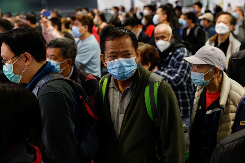&copy; Reuters. Viajeros esperan a que se abra la puerta en el punto de control de Lo Wu el primer día en que China reanudó por completo los viajes transfronterizos a Hong Kong y Macao, en Hong Kong, China, el 6 de febrero de 2023. REUTERS/Tyrone Siu