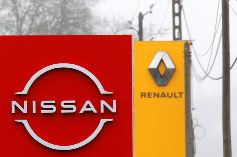 &copy; Reuters. I loghi delle case automobilistiche Nissan e Renault davanti ai concessionari delle aziende a Étampes, vicino a Parigi, Francia, 26 gennaio 2023. REUTERS/Sarah Meyssonnier