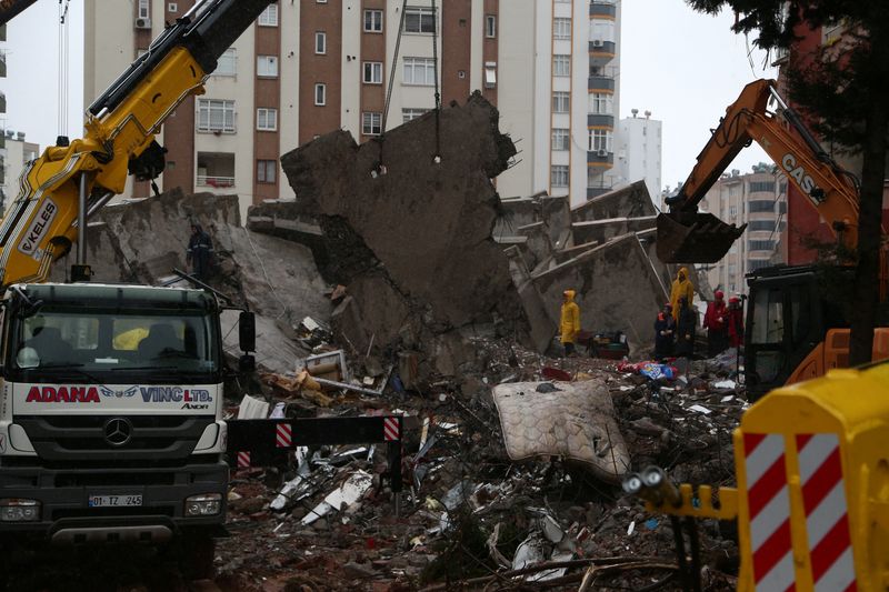 &copy; Reuters. عمال الإنقاذ في موقع انهيار مبنى في أعقاب زلزال في أضنة يوم الاثنين. تصوير: كاجلا جوردوغان - رويترز