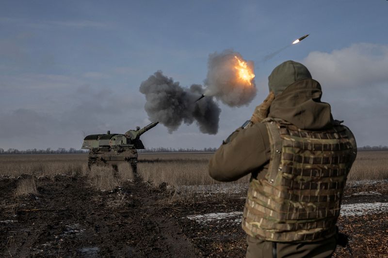 &copy; Reuters. Ukrainian army from the 43rd Heavy Artillery Brigade fire the German howitzer Panzerhaubitze 2000, called Tina by the unit, amid Russia's attack on Ukraine, near Bahmut, in Donetsk region, Ukraine, February 5, 2023. REUTERS/Marko Djurica     TPX IMAGES OF