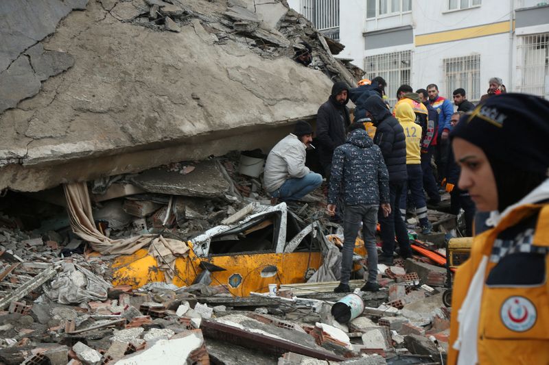 &copy; Reuters. Des sauveteurs recherchent des survivants sous les décombres à la suite d'un tremblement de terre à Diyarbakir, en Turquie. /Photo prise le 6 février 2023/REUTERS/Sertac Kayar