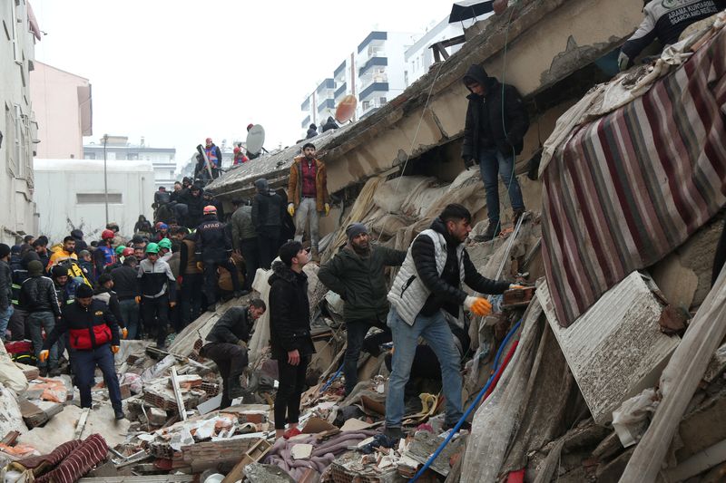 &copy; Reuters. عمال الإنقاذ يبحثون عن ناجين تحت الأنقاض في أعقاب زلزال في ديار بكر يوم الاثنين. تصوير: سيرتاتش كايار - رويترز