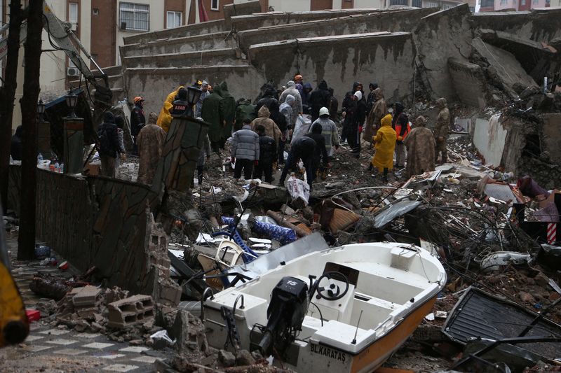 © Reuters. عمال الإنقاذ في موقع مبنى انهار في أعقاب زلزال في أضنة يوم الاثنين. تصوير: كاجلا جوردوغان - رويترز