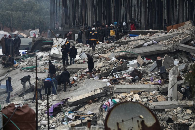 &copy; Reuters. Equipes de resgate buscam por sobreviventes em escombros após terremoto na cidade de Jandaris, na Síria
06/02/2023 REUTERS/Khalil Ashawi