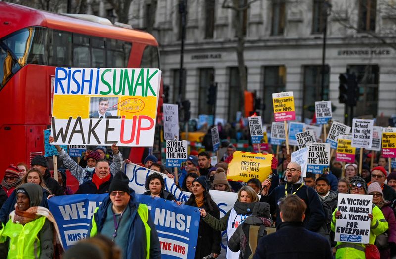 &copy; Reuters. أشخاص يحملون لافتات خلال احتجاجات في لندن بوم 18 يناير كانون الثاني 2023. تصوير:  توبي ميلفيل - رويترز.