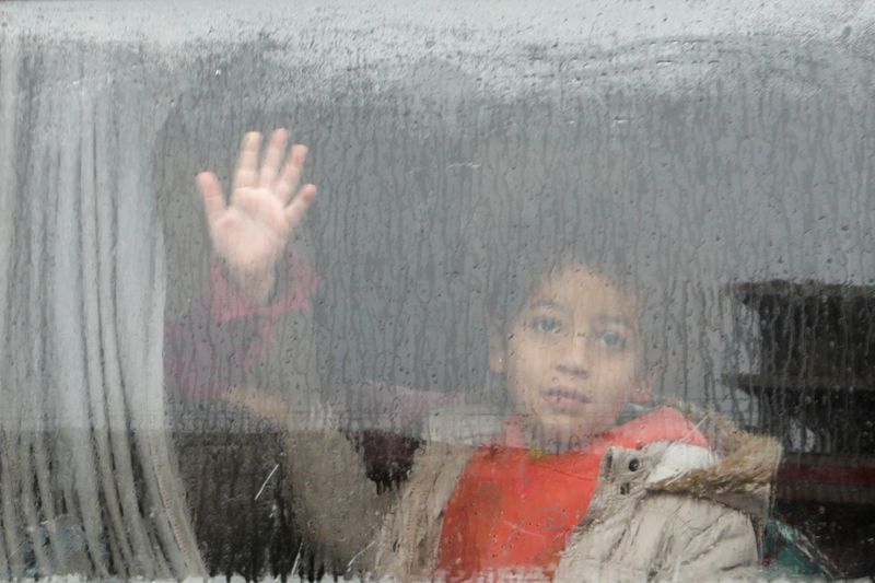 &copy; Reuters. طفل ينظر من نافذة سيارة في بلدة جندريس في أعقاب زلزال ضرب سوريا وأصاب مناطق خاضعة لسيطرة المعارضة في البلاد يوم الاثنين. تصوير: خليل العشاوي 