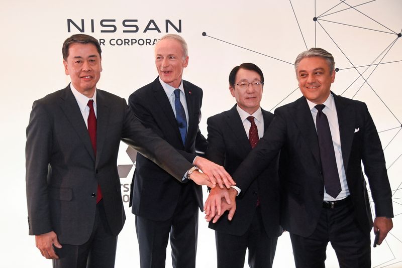 &copy; Reuters. CEO of Nissan Makoto Uchida, Chairman of the Board of Directors of Renault Jean-Dominique Senard, CEO of Mitsubishi Takao Kato and CEO of Renault Luca De Meo pose for a photo as they attend a news conference to unveil new agreement between Nissan and Rena