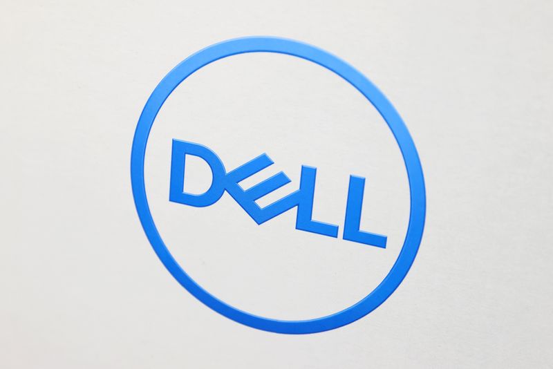 &copy; Reuters. Le logo Dell est visible sur un article en vente dans un magasin à Manhattan, à New York City. /Photo prise le 24 novembre 2021/REUTERS/Andrew Kelly