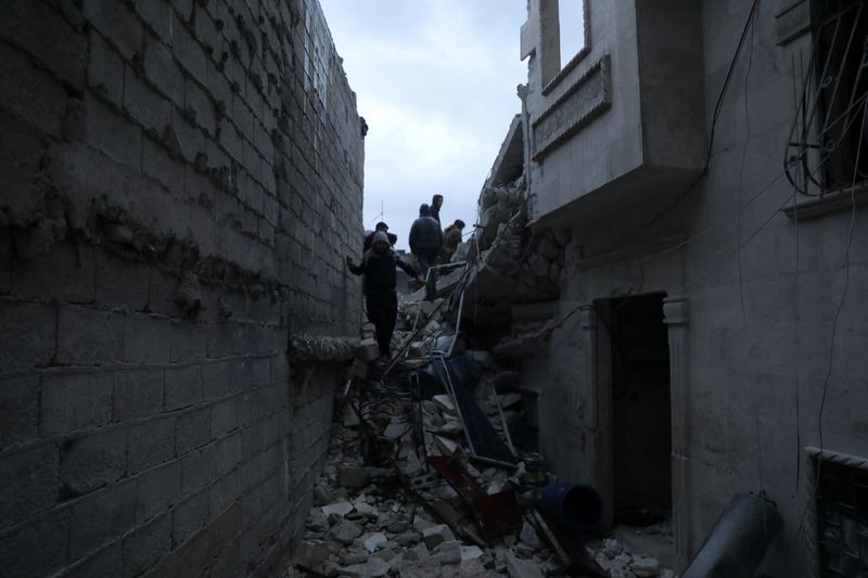 © Reuters. عمال إنقاذ يبحثون عن ناجين تحت الأنقاض في أعقاب زلزال في إدلب التي يسيطر عليها المعارضة يوم الاثنين. صورة لرويترز من منظمة الخوذ البيضاء. (يحظر إعادة بيع الصورة أو الاحتفاظ بها في الأرشيف.)