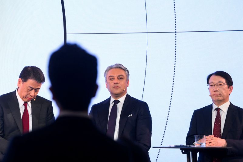 © Reuters. Presidente-executivo da Nissan Makoto Uchida, Presidente-executivo da Renault Luca De Meo e Presidente-executivo da Mitsubishi Takao Kato (da esquerda para direita) participam de coletiva de imprensa para revelar acordo entre Nissan e Renault, em Londres
06/02/2023
REUTERS/Toby Melville