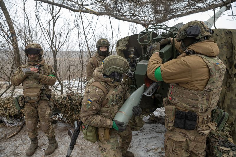 © Reuters. Members of the 3rd Separate Assault Brigade (Azov Unit) of the Armed Forces of Ukraine prepare to fire 152 mm howitzer 2A65 Msta-B, amid Russia's attack on Ukraine, near Bahmut, in Donetsk region, Ukraine, February 6, 2023. REUTERS/Marko Djurica