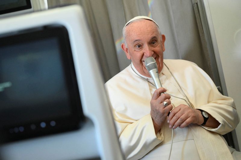 &copy; Reuters. Papa Francisco fala com jornalistas no avião que o leva de volta a Roma após visita à República Democrática do Congo
05/02/2023 Vatican Media/Divulgação via REUTERS 