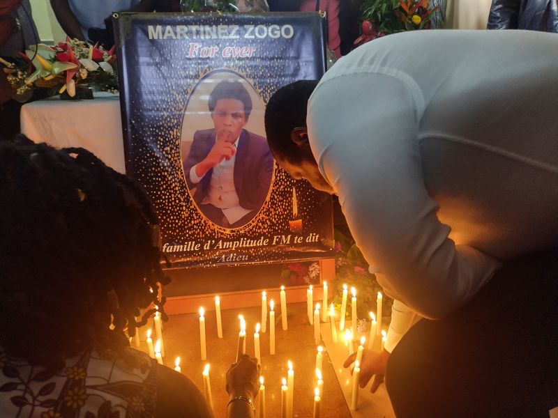 &copy; Reuters. FILE PHOTO: Journalists pay last respect to their prominent colleague Martinez Zogo who was found dead after abduction, in Yaounde, Cameroon January 23, 2023.REUTERS/Amindeh Blaise Atabong