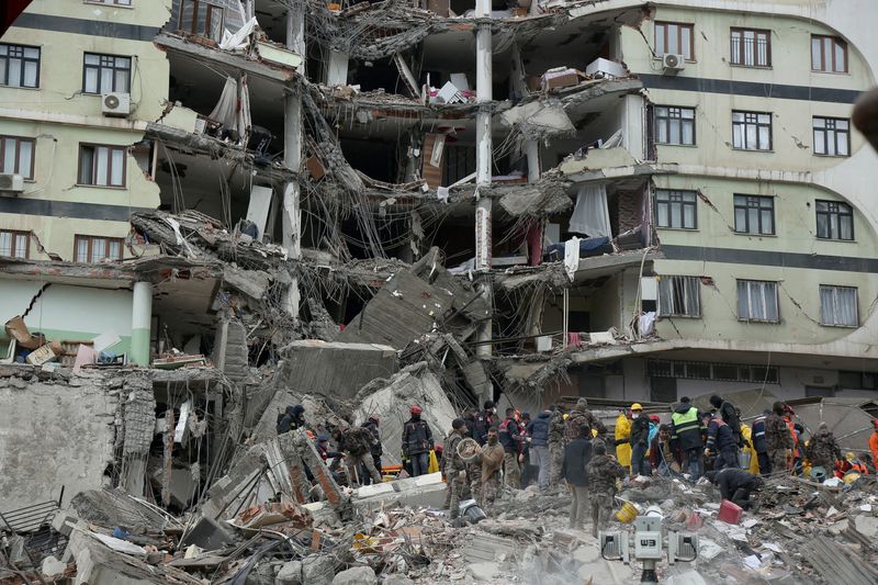 &copy; Reuters. Equipes de resgate buscam sobreviventes em Diyarbakir, Turquia, após grande terremoto
06/02/2023
REUTERS/Sertac Kayar