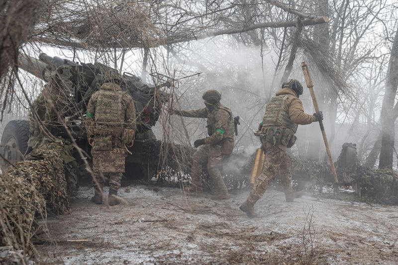 &copy; Reuters. Members of the 3rd Separate Assault Brigade (Azov Unit) of the Armed Forces of Ukraine fire 152 mm howitzer 2A65 Msta-B, amid Russia's attack on Ukraine, near Bahmut, in Donetsk region, Ukraine, February 6, 2023. REUTERS/Marko Djurica