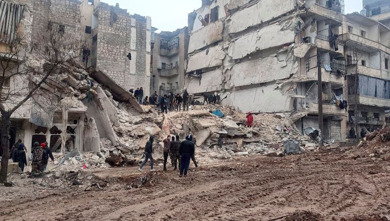 &copy; Reuters. أفراد من فرق الانقاذ يبحثون عن ناجين في أحد المباني المنهارة في حلب بسوريا يوم الاثنين. صورة من الوكالة العربية السورية للأنباء لم تتمكن روي