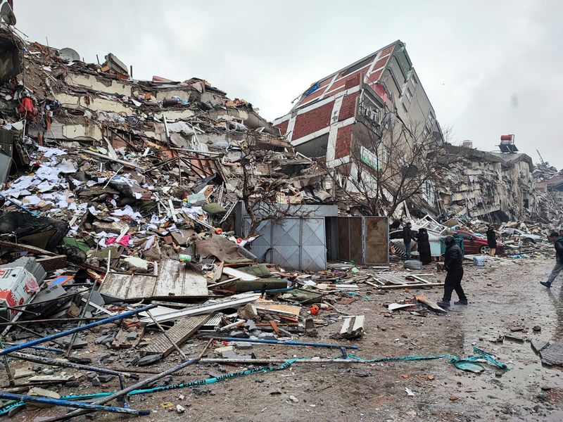 &copy; Reuters. Escombros de prédios que desabaram em Kahramanmaras, após terremoto na Turquia
06/02/2023
Ihlas News Agency (IHA) via REUTERS