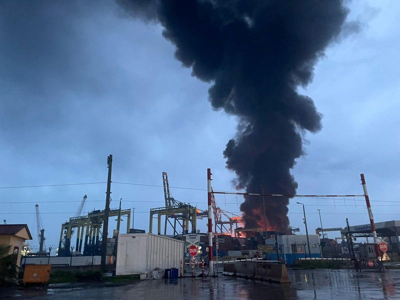 &copy; Reuters. دخان كثيف يتصاعد من حريق في ميناء إسكندرون التركي بعد زلزال يوم الاثنين. تصوير رويترز. 
