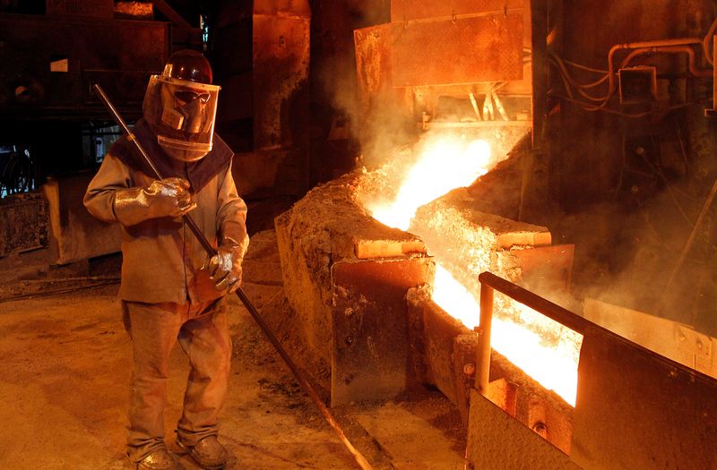 &copy; Reuters. FOTO DE ARCHIVO. Un trabajador supervisa una refinería de cobre en Ventanas, Chile