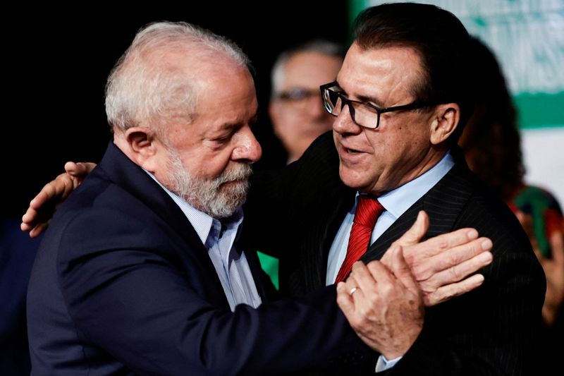 © Reuters. Ministro do Trabalho, Luiz Marinho cumprimenta o presidente Luiz Inácio Lula da Silva, em Brasília
22/12/2022
REUTERS/Ueslei Marcelino