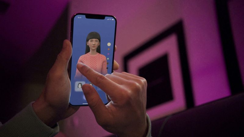 © Reuters. FILE PHOTO: An undated handout image from U.S. startup Replika shows a user interacting with a smartphone app to customize an avatar for a personal artificial intelligence chatbot, known as a Replika, in San Francisco, California, U.S. Luka, Inc./Handout via REUTERS/File Photo