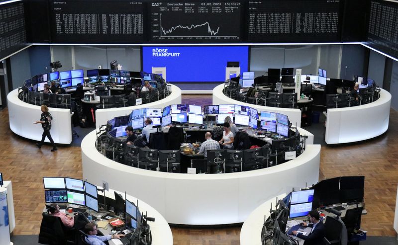 &copy; Reuters. شاشة تعرض بيانات من مؤشر داكس الألماني في بورصة فرانكفورت يوم الاثنين. تصوير: رويترز. 