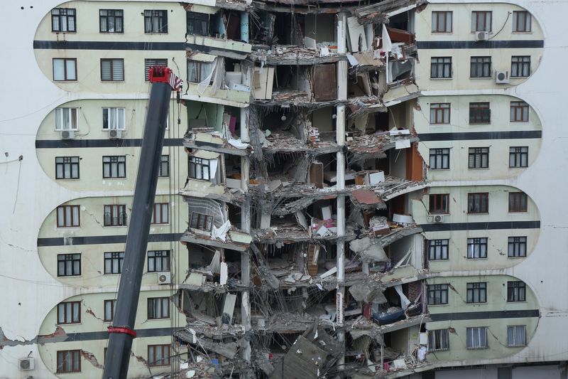 &copy; Reuters. مبنى تعرض لدمار بالغ في ديار بكر بتركيا جراء زلزال يوم الاثنين. تصوير: سيرتاتش كايار - رويترز. 