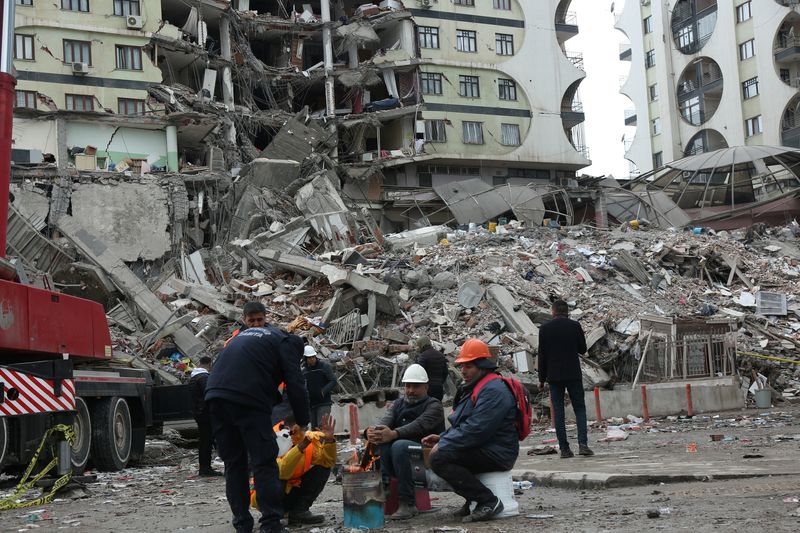 &copy; Reuters. Equipes de resgate diante de escombros deixados por terremoto na cidade turca de Diyarbakir
06/02/2023 REUTERS/Sertac Kayar