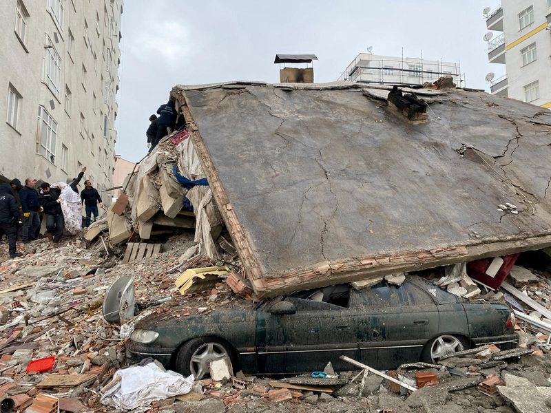 &copy; Reuters. عمال الإنقاذ وسكان يبحثون تحت الأنقاض عن ناجين وضحايا للزلزال الذي ضرب تركيا وسوريا يوم الاثنين. تصوير: سيرتاتش كايار - رويترز 