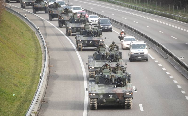 © Reuters. FILE PHOTO: Armoured vehicles of the Swiss Army take part in the military exercise 