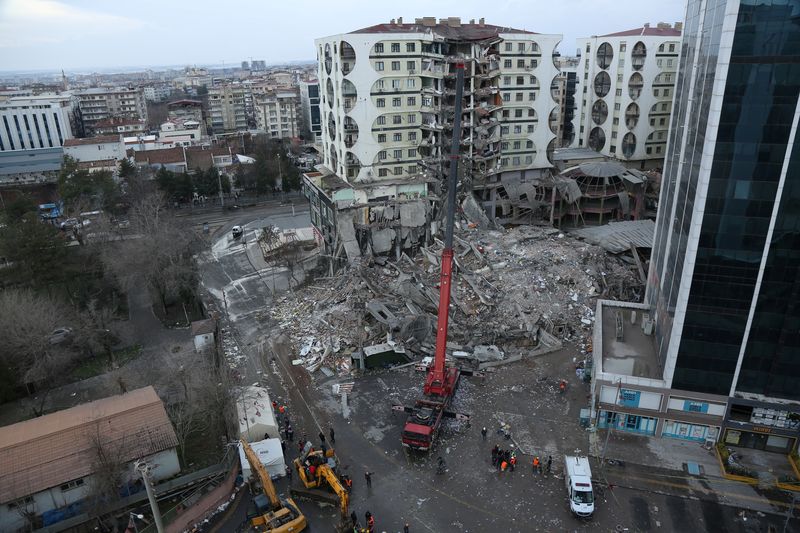 &copy; Reuters. جانب من الدمار الناجم عن زلزال يوم الاثنين في ديار بكر بتركيا يوم الاثنين. تصوير: سيرتاتش كايار - رويترز. 