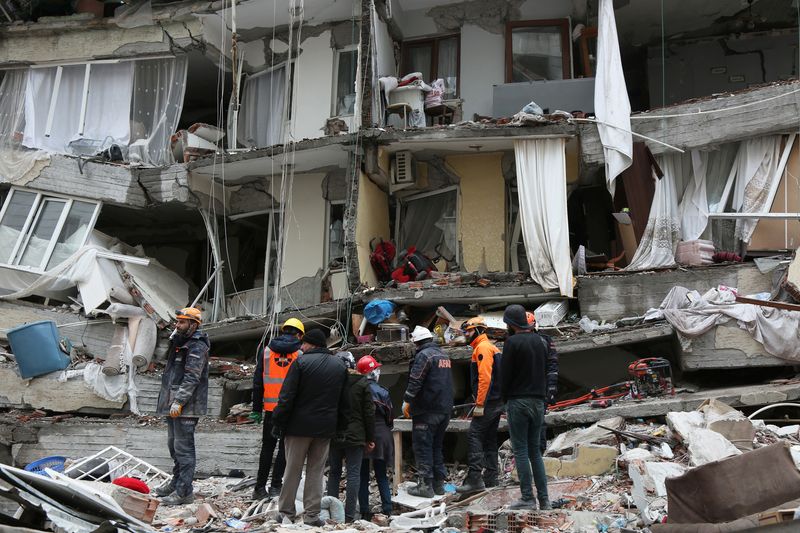 &copy; Reuters. عمال الإنقاذ يبحثون عن ناجين تحت الأنقاض في أعقاب الزلزال الذي وقع في ديار بكر بتركيا يوم الاثنين. تصوير:  سيرتاتش كايار - رويترز.