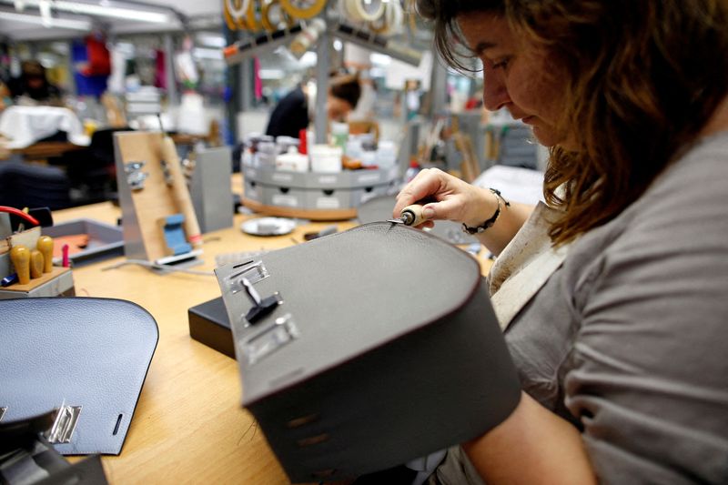 &copy; Reuters. FILE PHOTO: A craftswoman works on a Birkin bag at the luxury goods Hermes factory in Seloncourt October 4, 2013. REUTERS/Benoit Tessier//File Photo
