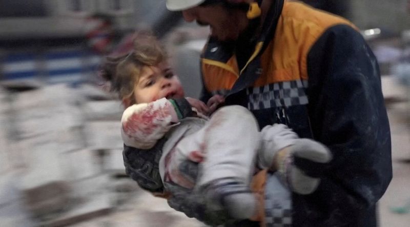 &copy; Reuters. فرد من فرق الإنقاذ يحمل طفلة سورية تدعي رغد إسماعيل بعيدًا عن أنقاض أحد المباني في أعقاب الزلزال الذي وقع في مدينة أعزاز التي تسيطر عليها ال