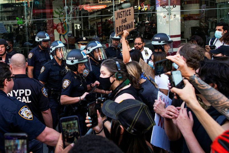 &copy; Reuters. FILE PHOTO: Demonstrators scuffle with NYPD police officers as they try to march trough Times Square during a protest against racial inequality in the aftermath of the death in Minneapolis police custody of George Floyd, in New York City, New York, U.S. J