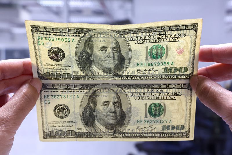 &copy; Reuters. Funcionário de banco compara nota falsa de dólar (embaixo) com nota verdadeira (em cima) em agência bancária em Bangkok, Tailândia
26/01/2023
REUTERS/Athit Perawongmetha