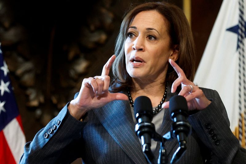 © Reuters. U.S. ‪Vice President Kamala Harris‬ delivers remarks at a meeting with government officials and corporate leaders on the root causes of migration from northern Central America, at the Eisenhower Executive Office Building on the White House campus in Washington, U.S. February 6, 2023.  REUTERS/Jonathan Ernst