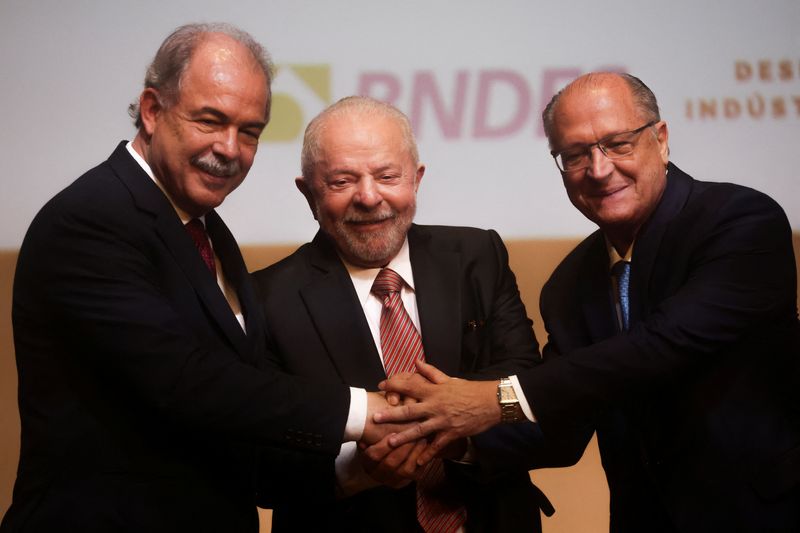 &copy; Reuters. Mercadante, que tomou posse como presidente do BNDES, une as mãos com Lula e Alckmin
 6/02/2023
Ricardo Moraes/Reuters 