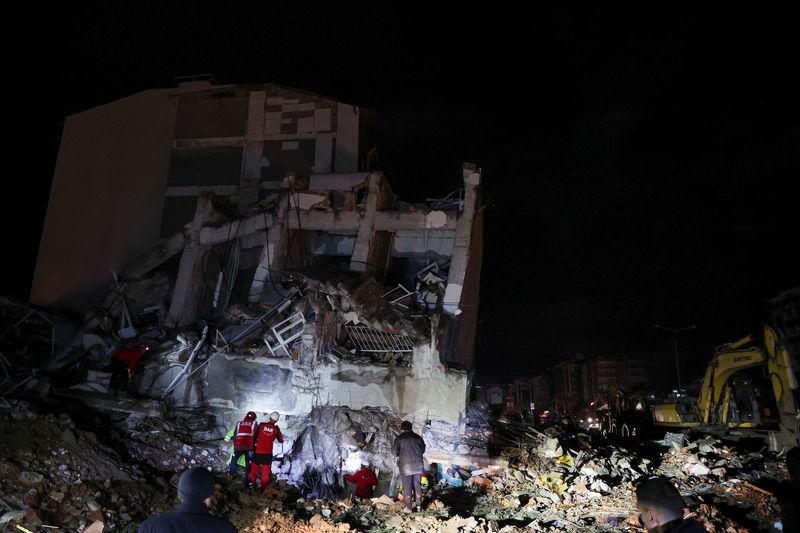 &copy; Reuters. أفراد من فرق الأنقاذ عند أحد المباني المنهارة في أعقاب الزالزال في في مدينة إسكندرون بتركيا يوم الاثنين. تصوير: أوميت بكطاش - رويترز.