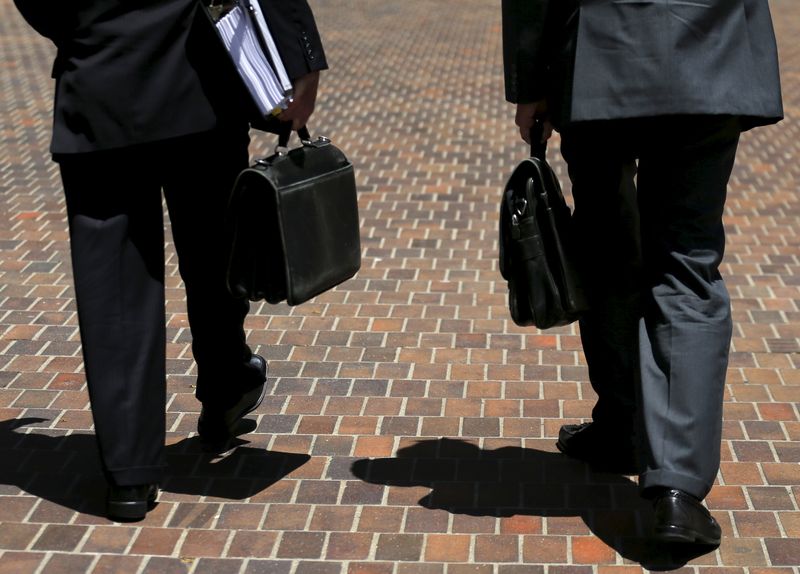 &copy; Reuters. FILE PHOTO: Lawyers walk with their briefcases towards the federal court house in San Diego, California June 22, 2015. REUTERS/Mike Blake